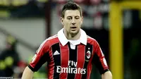 Tiga Klub Besar Serie A Berebut Bek Senior Milan