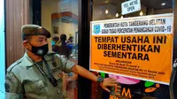 Petugas Satpol PP menyita kafe di wilayah Kecamatan Serpong Utara, Tangerang Selatan (Tangsel) pada Kamis dini hari (21/1/2021). (foto istimewa)