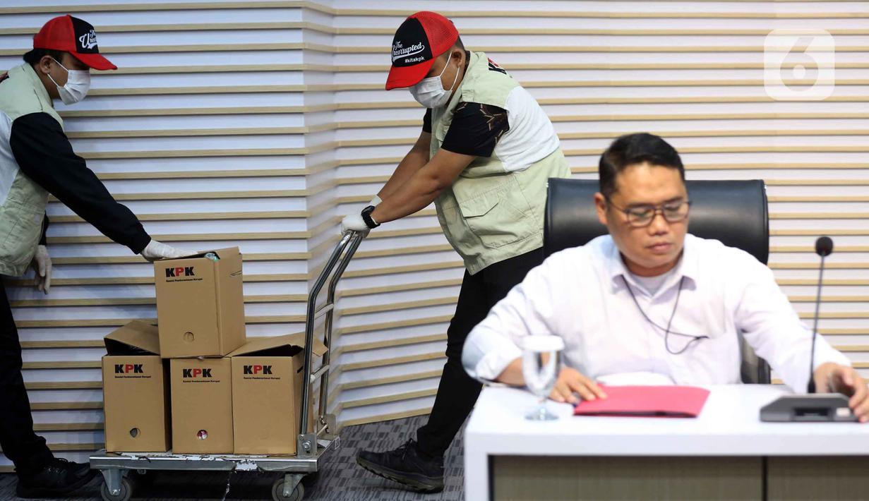 Sebelumnya, penyidik KPK melakukan OTT Bupati Pati Sudewo pada Senin 19 Januari 2026. Tampak dalam foto, petugas membawa tumpukan uang barang bukti Operasi Tangkap Tangan (OTT) Bupati Pati Sudewo di Gedung Merah Putih Komisi Pemberantasan Korupsi (KPK), Jakarta, Selasa (20/1/2026). (Liputan6.com/Helmi Fithriansyah)