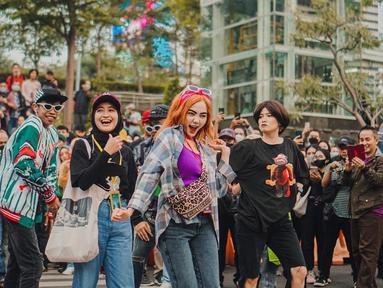 Rina Nose bersama beberapa artis tak mau ketinggalan dengan selebriti tanah air lainnya. Rina Nose juga turut hadir meramaikan Citayem Fashion Week di area Sudirman, Jakarta Selatan. (Instagram/chikajessica88)