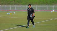 Latihan dipimpin langsung pelatih kepala Indra Sjafri. Tampak dalam foto, Pelatih Tim Nasional (Timnas) Indonesia U-22, Indra Sjafri, saat memimpin sesi latihan di Rajamangala University of Technology Lanna Stadium, Doi Saket, Chiang Mai pada Minggu (7/12/2025) sore waktu setempat. (Bola.com/Bagaskara Lazuardi)