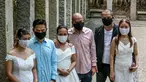Para pasangan mengenakan masker terlihat dalam "pernikahan massal bermasker" di sebuah taman di Kota Makati, Filipina (15/12/2020). Pemerintah Filipina telah memberlakukan kebijakan untuk penggunaan masker di tengah kekhawatiran lonjakan kasus COVID-19 selama musim liburan. (Xinhua/Rouelle Umali)