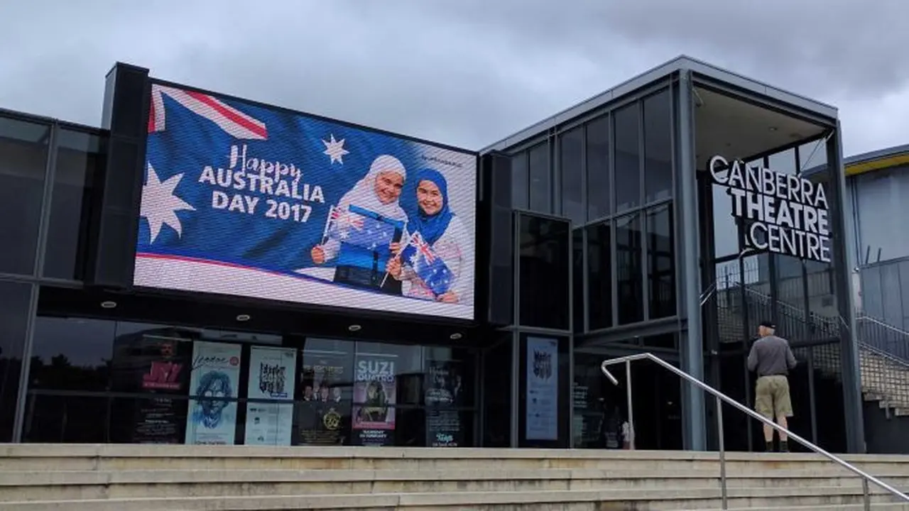 Papan iklan di Canberra Theatre yang menampilkan perempuan berhijab mengundang protes dalam sejumlah pihak