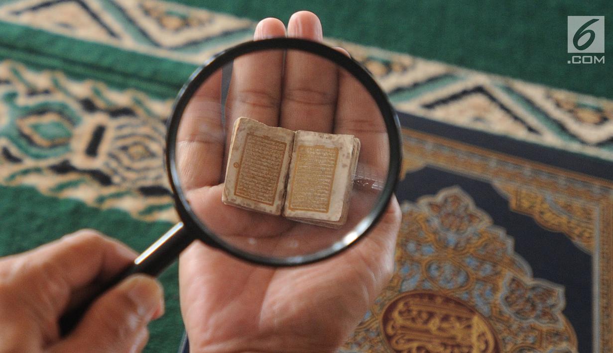 Foto Uniknya Alquran Mini Dengan Tinta Emas Ramadan Liputan6com