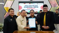 Ketua DPP Pukma Jabar, Kiki Gumelar bersama Staf Ahli Bupati Bidang Kemasyarakatan dan SDM Pemda Garut, Totong di sela-sela pelantikan pengurus DPD Pukma Garut. (Liputan6.com/ Jayadi Supriadin)