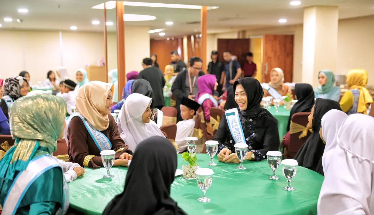 Dari sederet pembekalan yang diikuti para gadis muda berhijab ini terdapat juga keseruan lainnya. Salah satunya adalah makan malam bersama dengan Anak-anak dari Panti Asuhan.  (Adrian Putra/Bintang.com)