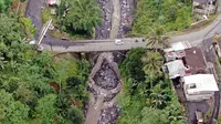 Jembatan di Desa Sidomulyo Kecamatan Pronojiwo, Lumajang, Jawa Timur, ambruk diterjang banjir yang disertai dengan material dari Gunung Semeru. (Dok Kementerian PUPR)
