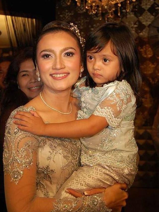 6 Potret Sarah Amalia Gendong Alleia Kecil, Momen Nonton Ariel Manggung Curi Perhatian