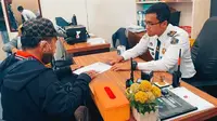 Petugas Imigrasi Dumai memberikan berkas penolakan warga Malaysia yang masuk ke Indonesia. (Liputan6.com/M Syukur)