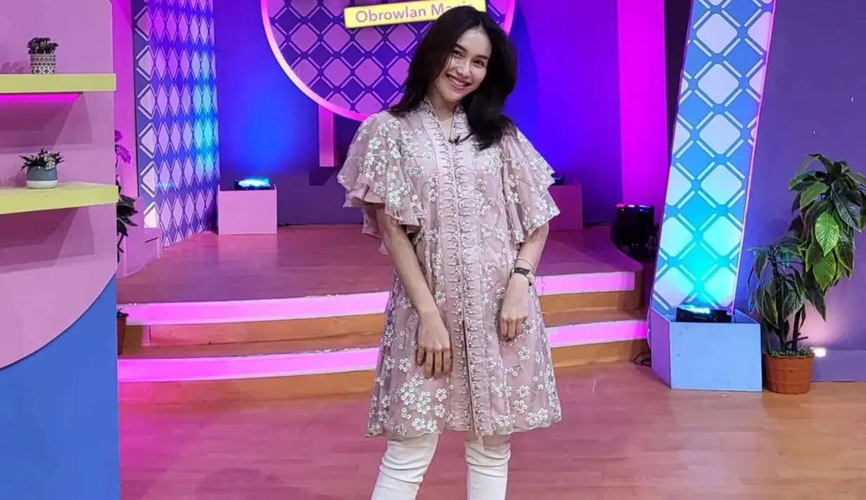<p>Mini dress tetap bisa digunakan saat Lebaran dipadukan dengan skinny pants dan heels. Looknya tetap elegan tapi santun. [@ayutingting92]</p>