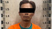 Tersangka SA alias Epul, 43 tahun, kurir sabu antar kota yang berhasil diringkus di Jalan Tentara Pelajar Kelurahan Empang Kecamatan Tawang Kota Tasikmalaya. (Liputan6.com/Jayadi Supriadin)