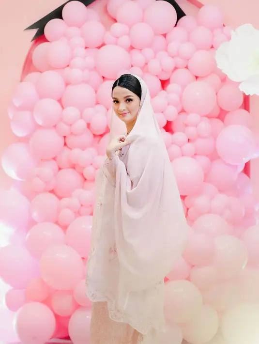 Ibu baru Sabrina Anggraini tampil memikat dalam balutan satin lace dress pink yang ditumpuk dengan outer putih yang tak kalah cantik. [Foto: Instagram/sabrinaanggraini]