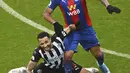 Penyerang Newcastle United,  Callum Wilson berebut bola dengan penyerang Crystal Palace,  Jordan Ayew dalam pekan ke-22 Liga Inggris di St. James Park, Rabu (3/2/2021) dini hari WIB. Newcastle dikalahkan oleh Crystal Palace dengan skor 1-2.  (Stu Forster/Pool via AP)