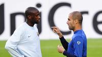 Yaya Toure (kiri) bersama Pep Guardiola ketika masih berkarier di Barcelona. (Telegraph).