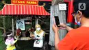 Pengunjung berfoto bersama panda di Istana Panda Taman Safari Indonesia, Cisarua, Kabupaten Bogor, Jawa Barat, Sabtu (26/9/2020). Kunjungan wisatawan ke kawasan wisata Puncak dan sekitarnya turun 40-50 persen akibat terdampak pandemi COVID-19 dan PSBB DKI Jakarta. (merdeka.com/Arie Basuki)
