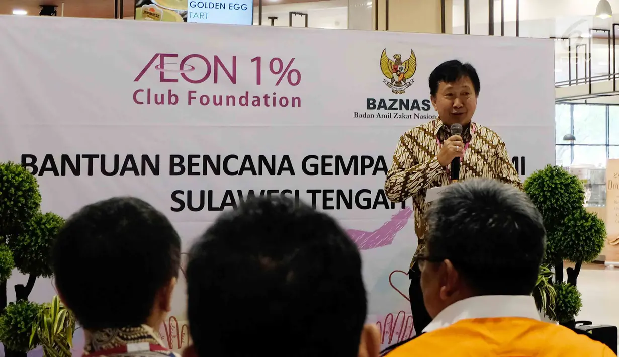Deputy GM PT AEON Indonesia Eddy Effendy Irawan memberikan sambutan pada acara Bantuan Bencana Gempa Palu di Jakarta, Jumat (12/10). AEON 1% Club Foundation menyisihkan 1% profit sebelum pajaknya untuk kegiatan sosial. (Liputan6.com/HO/Arif)