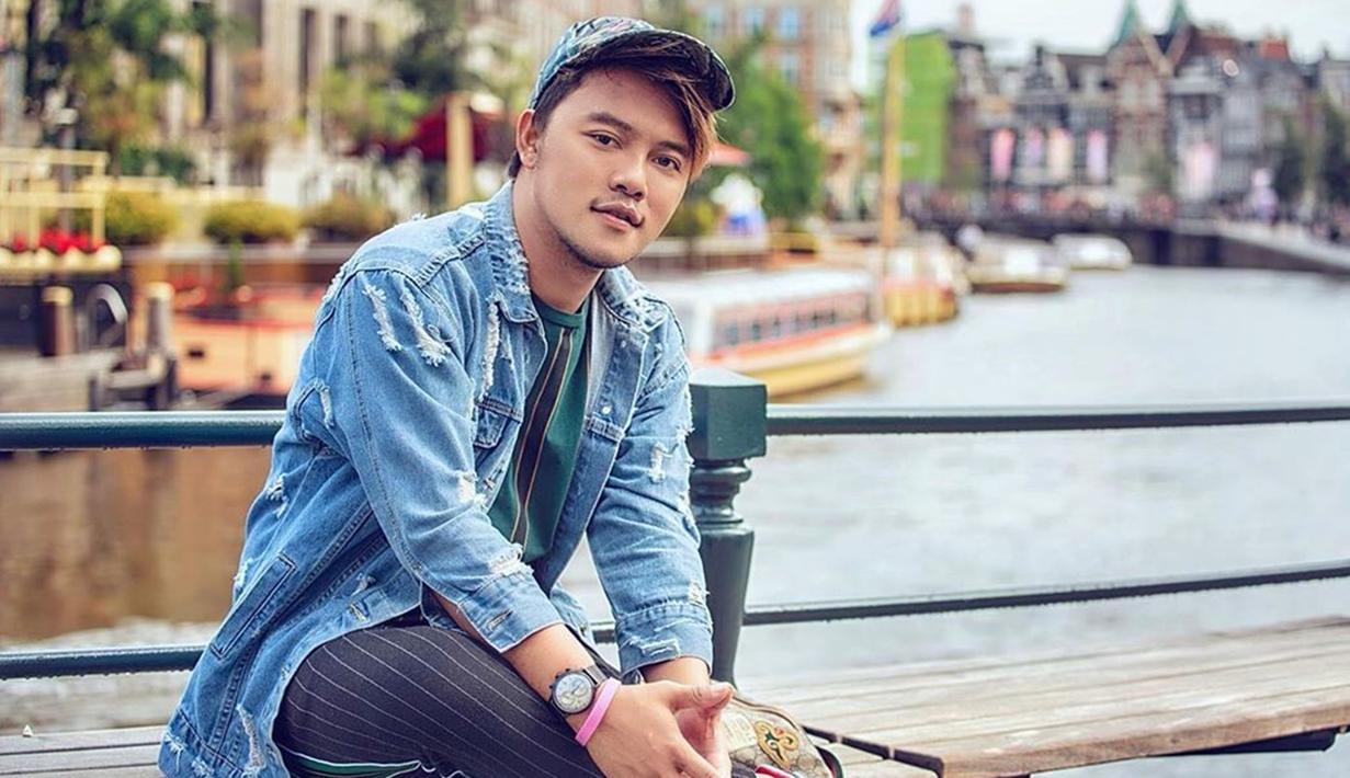 Tak hanya berfungsi sebagai penutup kepala, topi juga menjadi aksesori untuk menunjang penampilan. Menggunakan topi baseball bermotif, penampilan Danang terlihat lebih trendi. (Liputan6.com/IG/@da2_danang)