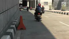 Puluhan saluran air atau gorong-gorong mengangga di underpass Mampang, Jakarta Selatan. Tidak ada penutup lubang yang berpotensi menyebabkan kecelakaan bagi pengendara yang melintas.
