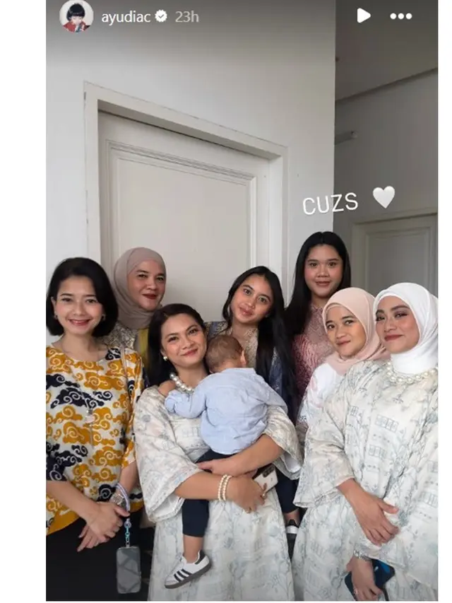 5 Potret Ayudia Bing Slamet Pakai Tunik Putih Bermotif di Pernikahan Ibunda