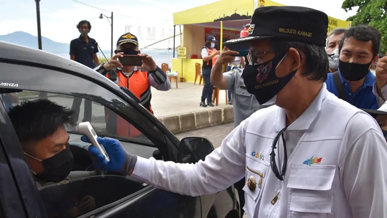 Wali Kota Manado GS Vicky Lumentut mengecek suhu tubuh salah satu warga di perbatasan Kota Manado, Sabtu (30/5/2020).
