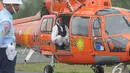 Helikopter Basarnas yang membawa satu jenazah tiba di Lanud Iskandar, Pangkalan   Bun, Kalteng, Rabu (8/1/2015). (Liputan6.com/Herman Zakharia)