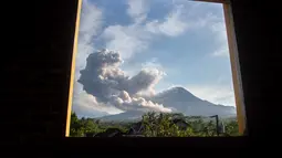 Asap tebal mengepul saat letusan Gunung Merapi terlihat dari desa Kaliurang Selatan di Srumbung, Magelang, Jawa Tengah pada 12 Maret 2023. Luncuran awan panas guguran dari Gunung Merapi 29 kali ke arah barat dengan jarak luncur maksimal empat kilometer (KM).(AFP/Devi Rahman)