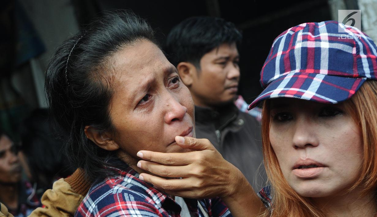 Pendukung menangis jelang dibebaskannya Basuki Tjahaja Purnama atau Ahok di Mako Brimob, Kelapa Dua, Depok, Jabar, Kamis (24/1). Ahok meninggalkan Mako Brimob dijemput oleh putra sulungnya Nicholas Sean Purnama dan Tim BTP. (Liputan6.com/Herman Zakharia)