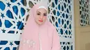Penampilan Celine Evangelista saat memakai hijab berwarna pink ini juga sempat membuat heboh para netizen. Meski begitu, tak sedikit pula yang memuji penampilan ibu empat anak ini. (Liputan6.com/IG/@celine_evangelista)