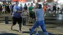  Sejumlah Suporter timnas Inggris dan Rusia serta pemuda lokal terlibat bentrok saat pembukaan Euro 2016  di kawasan bar Marseille, Prancis (10/6). Bentrokan mengakibatkan kerusakan sejumlah fasilitas bar dan jalan di Vieux Port. (REUTERS / Eddie Keogh)