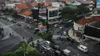 Sejumlah kendaraan melintas di perempatan jalan Kedung Doro, Surabaya, Jawa Timur, Jumat (17/4/2015). Pada 2014 lalu, pertambahan kendaraan di Surabaya selalu di atas 17 ribu unit. (Liputan6.com/Helmi Fithriansyah)