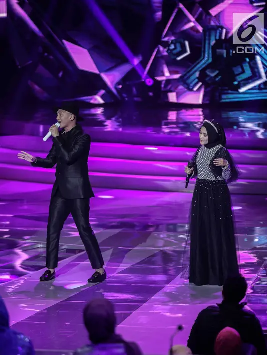 Penampilan Anji dan Fatin Shidqia Lubis dalam malam puncak Puteri Muslimah Asia 2018 di Jakarta, Senin (7/5). Puteri Muslimah Asia 2018 diikuti berbagai negara di Asia. (Liputan6.com/Faizal Fanani)