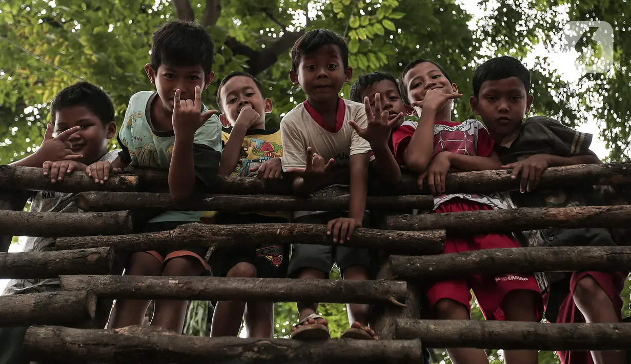 Anak-anak bermain di Taman Tomang Rawa Kepa, Jakarta, Minggu (21/6/2020). Lokasi tersebut menjadi salah satu tempat alternatif liburan warga untuk menghilangkan kebosanan di tengah masa PSBB transisi. (Liputan6.com/Johan Tallo)