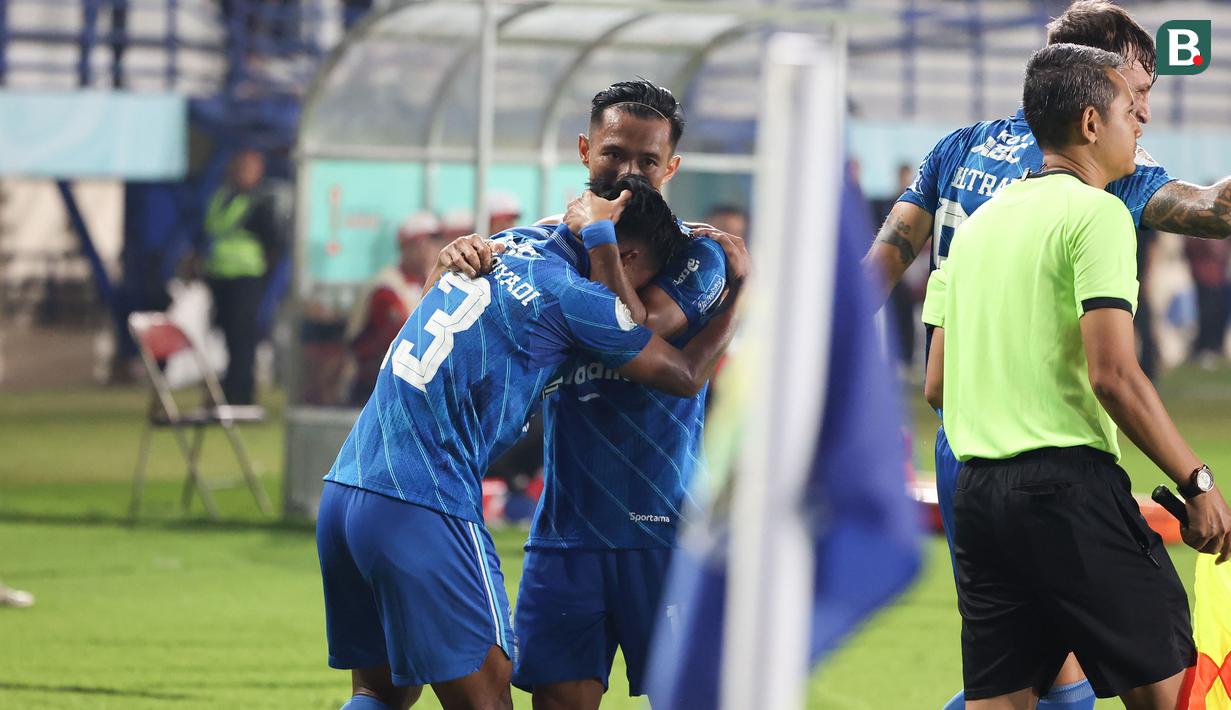 <p>Selebrasi pemain Persib Bandung, Febri Hariyadi (kiri) bersama Henhen Herdiana setelah mencetak gol kedua timnya ke gawang Bali United pada laga leg kedua semifinal Championship Series BRI Liga 1 2023/2024 di Stadion Si Jalak Harupat, Soreang, Kabupaten Bandung, Sabtu (18/5/2024). (Bola.com/Abdul Aziz)</p>