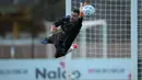 Kiper Argentina, Emiliano Martinez menghalau bola saat latihan Timnas Argentina menjelang laga kualifikasi Piala Dunia 2026 zona CONMEBOL melawan Chile di Ezeiza, Buenos Aires, Selasa (03/09/2024). (AFP/Juan Mabromata)