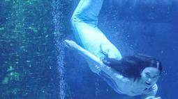 Putri duyung saat menyapa pengunjung Jakarta Aquarium dan Safari (JAQS), Neo Soho Mall, Jakarta, Rabu (21/4/2021). JAQS menghadirkan pertunjukkan putri duyung dalam rangka memperingati Hari Kartini. (merdeka.com/Iqbal S Nugroho)