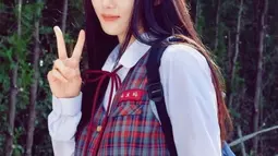 You Jung tampil mengenakan seragam ala anak sekolah tahun 90-an. Aktris yang mendapat julukan Saeguk Fairy ini berperan sebagai Na Bo-ra dalam film bergenre drama romantis tersebut. (Instagram/@you_r_love)