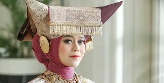 Setelah menggelar acara pengajian, Lesti Kejora melaksanakan prosesi adat Minang, Malam Bainai. Ini merupakan prosesi pelepasan lajang bagi calon pengantin wanita. (Instagram/aldiphoto).