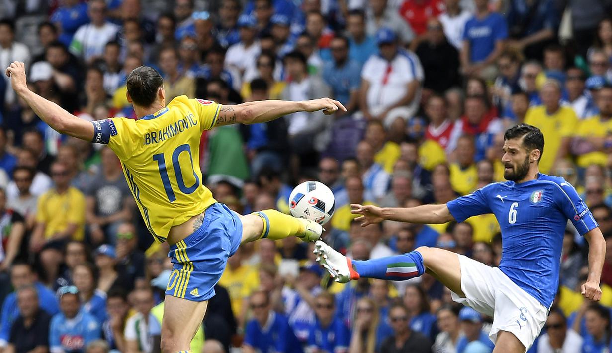Pemain Italia, Antonio Candreva, berebut bola dengan striker Swedia, Zlatan Ibrahimovic, pada laga Grup E Piala Eropa 2016 di Stadium de Toulouse, Jumat (17/6/2016). (AFP/Jonathan Nackstrand)