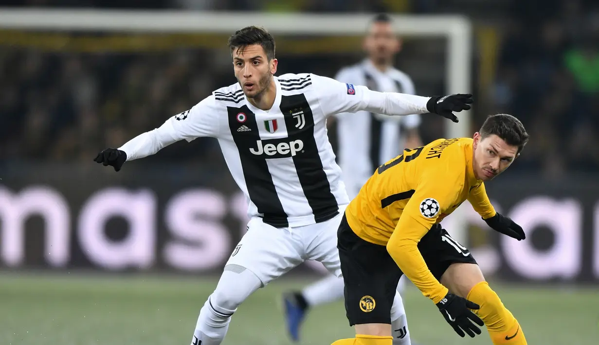 Pemain muda Juventus, Bentacur berusaha melewati pemain Young Bys pada laga lanjutan Liga Champions yang berlangsung di stadion Stade de Suisse, Swiss, Kamis (13/12). Juventus kalah 1-2 atas Young Boys. (AFP/Fabrice Coffrini)