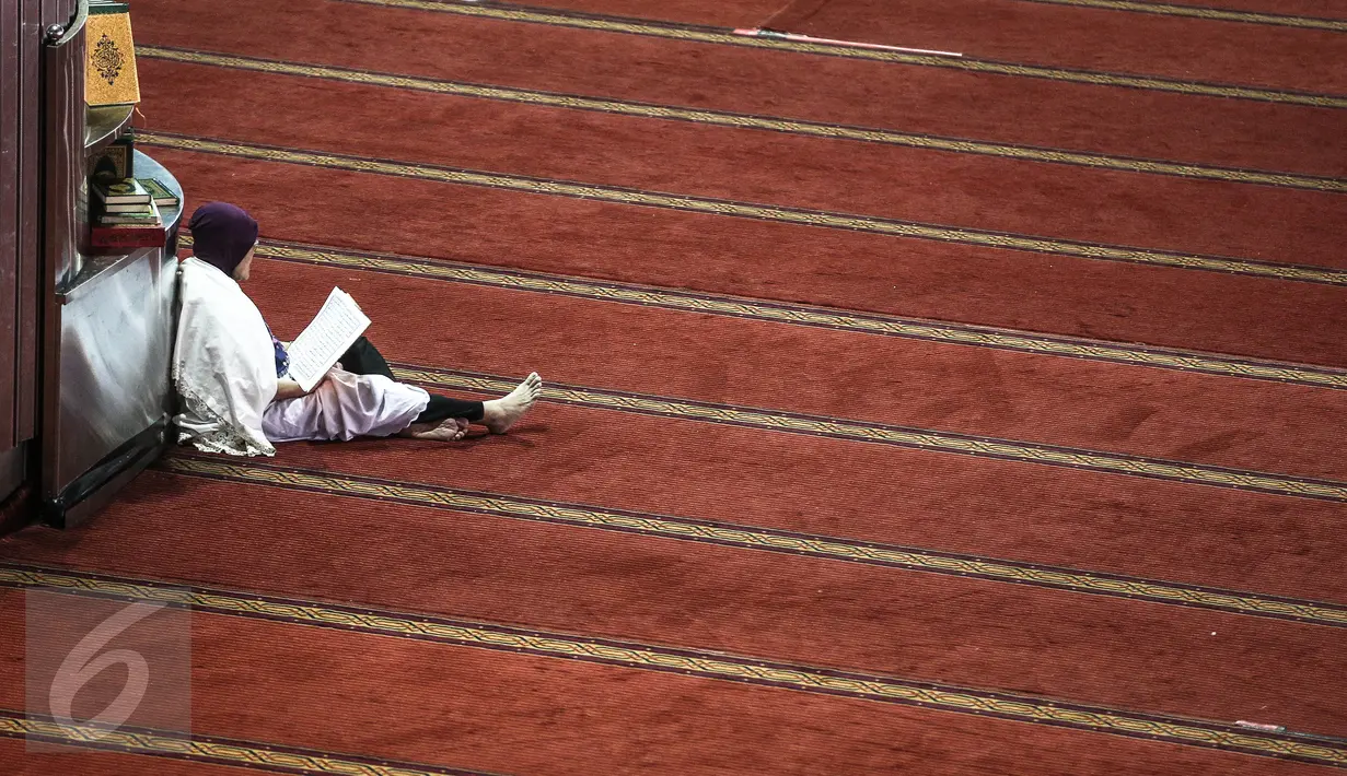 Seorang jamaah khusyuk bertadarus Alquran pada hari pertama Ramadan 1437 H di Masjid Istiqlal, Jakarta, Senin (6/6). Bulan Ramadan, umat muslim memanfaatkan waktu memperbanyak ibadah dengan tadarus dan melaksanakan salat sunah (Liputan6.com/Faizal Fanani)