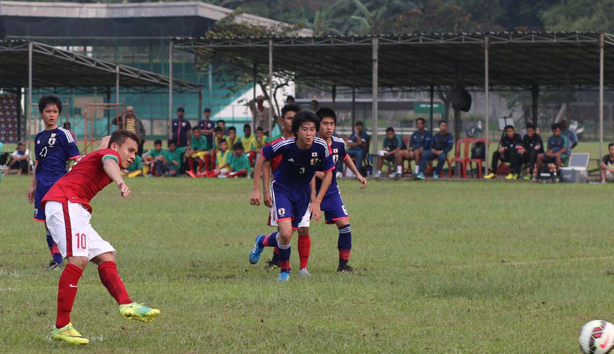 Egi Maulana saat mencetak gol pertama melalui penalti dalam ujicoba melawan Jepang U16 di Lapangan Padepokan Voli Indonesia di Sentul, Bogor, Jawa Barat. Selasa (15/4). 