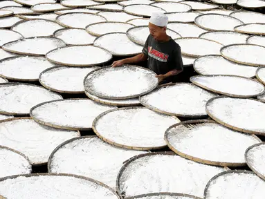 Pekerja menjemur tepung aci di Sukaraja, Kabupaten Bogor, Jawa Barat, minggu (20/6/2021). Pemerintah mengklaim hasil pelaksanaan program Pemulihan Ekonomi Nasional (PEN) klaster dukungan UMKM membantu mayoritas penerima manfaat dapat bertahan selama pandemi COVID-19. (Liputan6.com/Angga Yuniar)