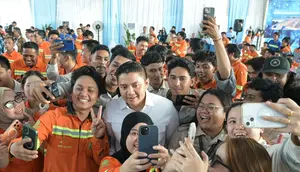 Diserbu Karyawan Buat Foto, Seskab Teddy Nyaris Ditinggal Rombongan Prabowo