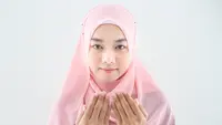 Ilustrasi Muslimah Berdoa Credit: freepik.com