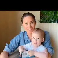 Archie Harrison dan Meghan Markle membaca buku. (dok. Instagram @savethechildrenuk/https://www.instagram.com/p/B_2A6IwBeM-/Dinny Mutiah)