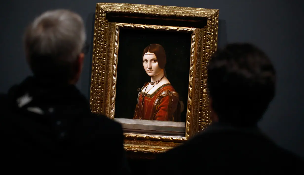 Awak media melihat lukisan "La Belle Ferronniere" karya Leonardo Da Vinci di museum Louvre, Paris, Selasa (22/10/2019). Louvre Paris, rumah Mona Lisa, menggelar pameran terbesar  Leonardo da Vinci memperingati 500 tahun wafatnya maestro Italia itu yang dibuka 24 Oktober mendatang (AP/Thibault Camus)