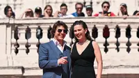 Produser dan aktor AS Tom Cruise dan aktris Inggris-AS Hayley Atwell berpose di Spanish Steps menjelang pemutaran perdana film "Mission: Impossible - Dead Reckoning Part One" di Roma, pada 19 Juni 2023. (TIZIANA FABI / AFP)