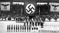 Laga sepak bola di bawah pendudukan Nazi. (Twitter)