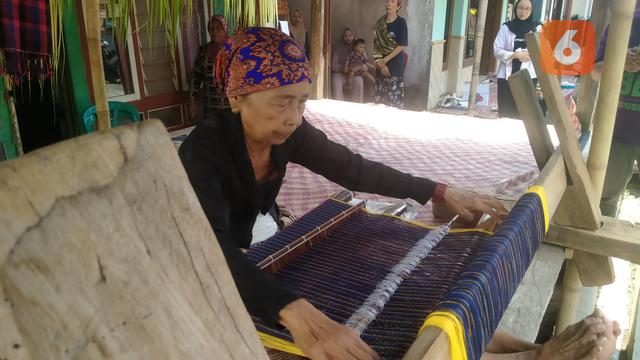 Siami penenun terakhir suku Osing Banyuwangi, sedang mengerjakan pesanan dari Pelangganya (Hermawan Arifianto/Liputan6.com)