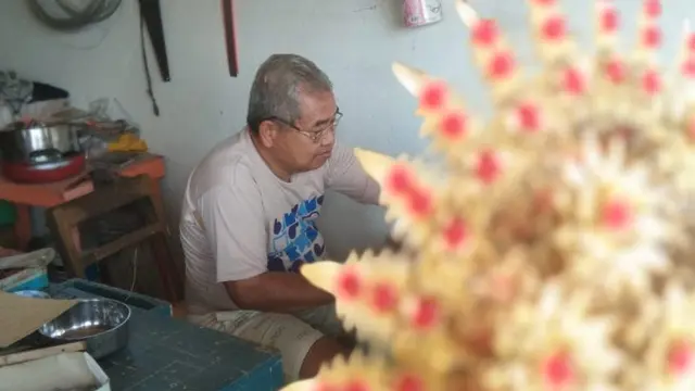 Jumri, perajin suntiang di Kabupaten Agam, Sumatera Barat. (Liputan6.cpm/ Humas Agam)